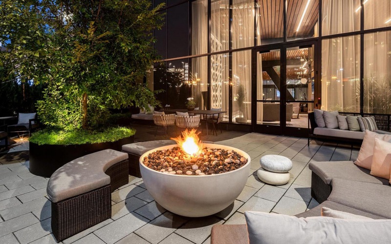 The Metlo Boston luxury apartment - Outdoor Terrace with Fire Pit