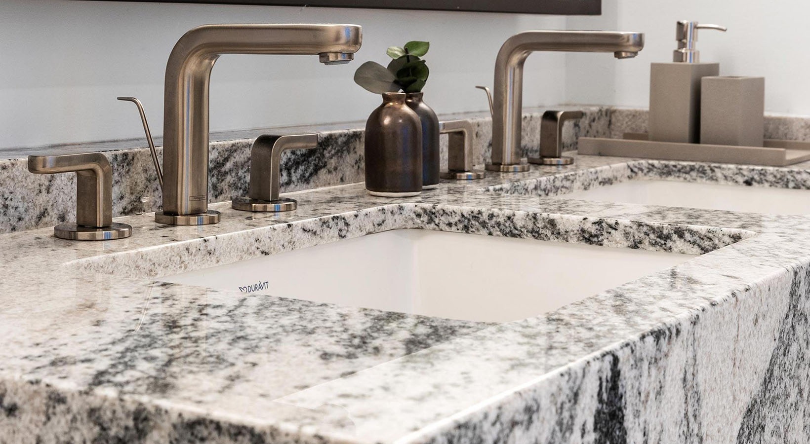 The Metlo Boston luxury apartment - Spa Bathroom with Marble Countertops