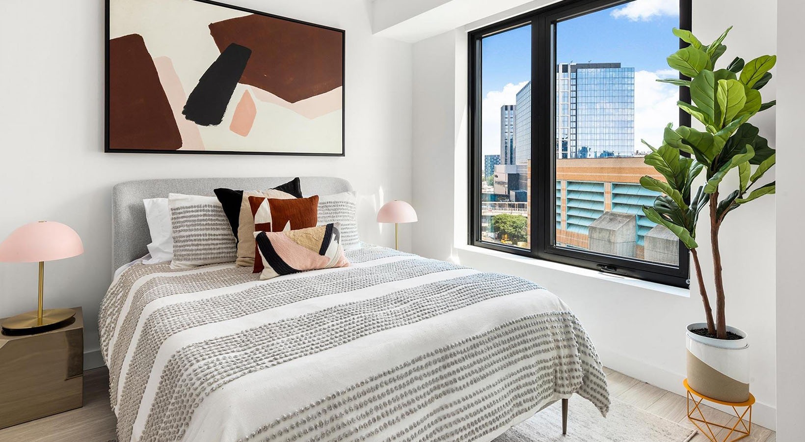 The Metlo Boston luxury apartment - Bedroom with City Views